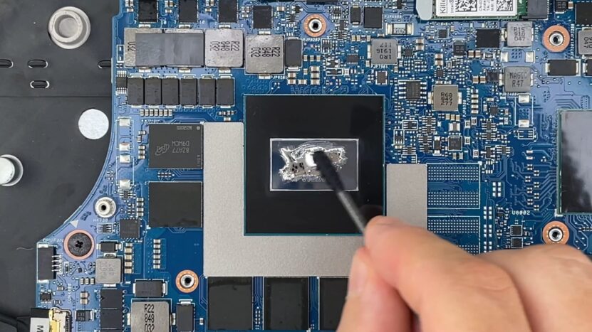 Applying thermal paste on CPU